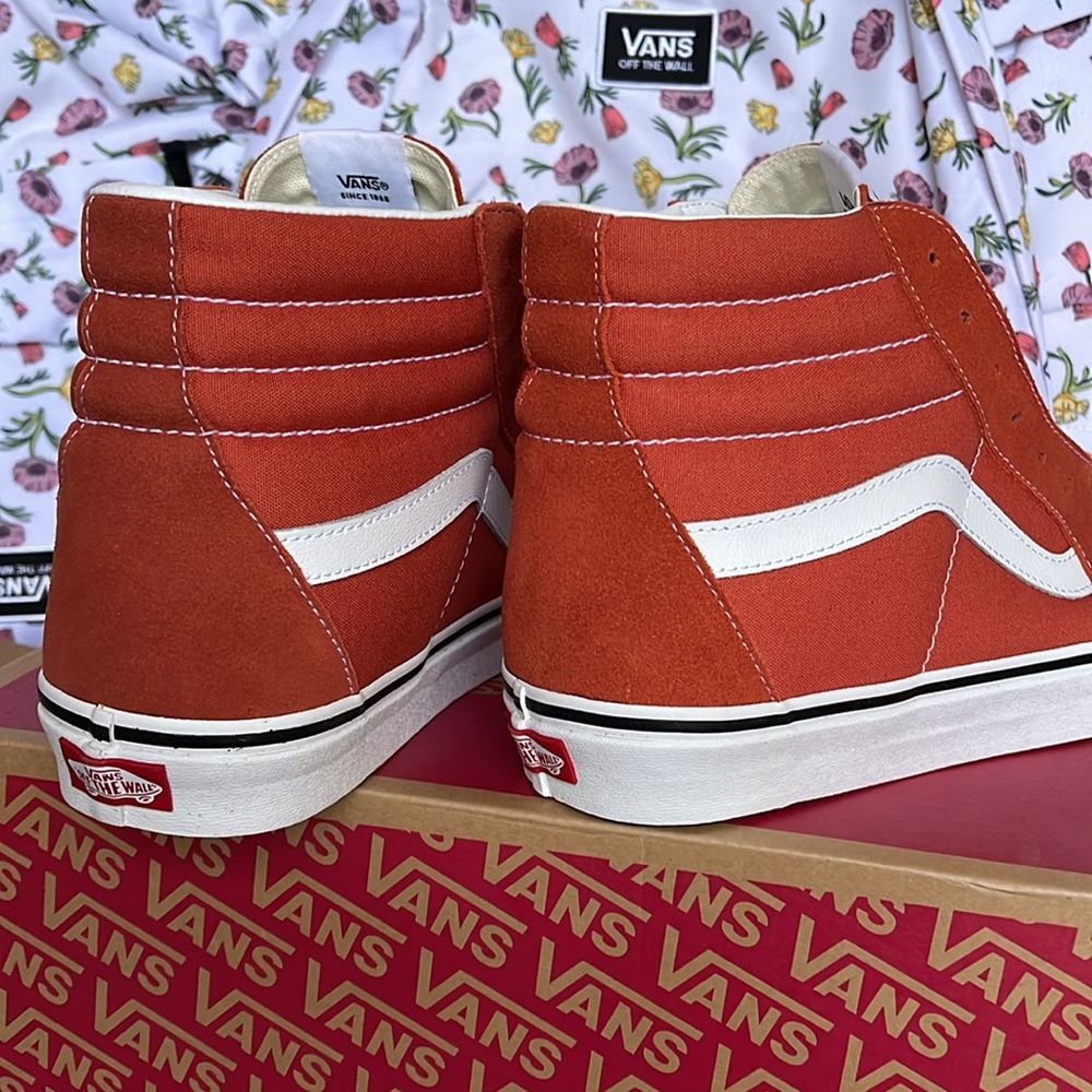 Vans WMNS Sk8-Hi
Color Theory Burnt Ochre
VN0005U9GWP
Sneakers - Picture 15 of 16